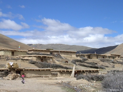 Zhongdian naar Lhasa - Huisjes in Pomda