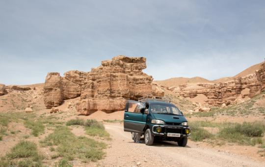 Van Charyn Canyon via Kegen naar Karakol