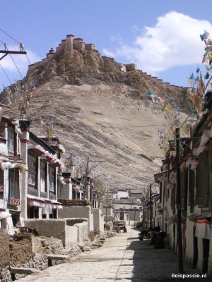 Lhasa naar Kathmandu - Straatje in Gyantse