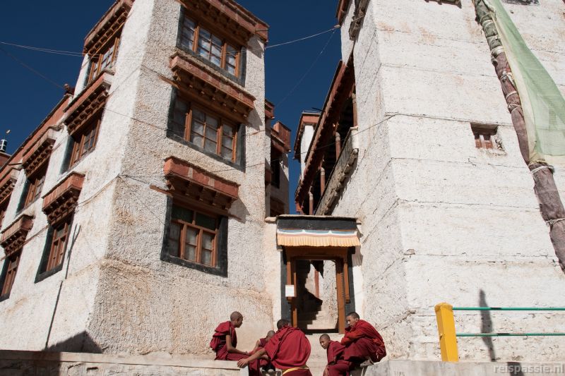 monniken voor het klooster van likir 20160124 1713078560