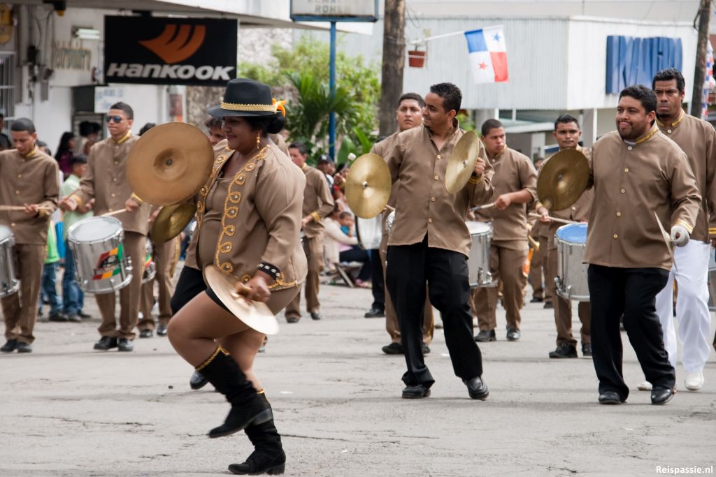 Achter de fanfare aan ...