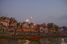 Varanasi, In het ochtendschemer naar de ghats
