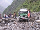Onderweg naar Kathmandu - Onze jeep op een landverschuiving
