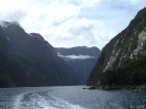Milford Sound - Steile rotswanden in de fjord