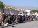 Lhasa - Pelgrims voor het Potala