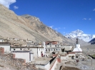 Lhasa naar Kathmandu - Rongbuk klooster met Mt. Everest op de achtergrond