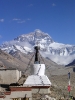 Lhasa naar Kathmandu - Stupa bij Rongbuk klooster met Mt. Everest op de achtergrond