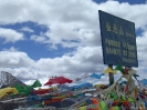 Zhongdian naar Lhasa - gebedsvlaggetjes op de pas.