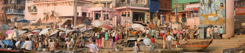 INDIA - Varanasi - De ghats langs de Ganges